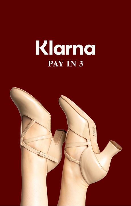 Beige high-heeled shoes on a red background with Klarna branding.
